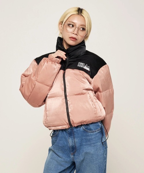 FIRST DOWN(ファーストダウン)の「FIRST DOWN SHORT BUBBLE DOWN JKT(ファーストダウン ショート バブルダウンジャケット)(ダウンジャケット/コート・レディース・ピンク/ブルー系/ブラック・SMALL/MEDIUM)」の1枚目の写真