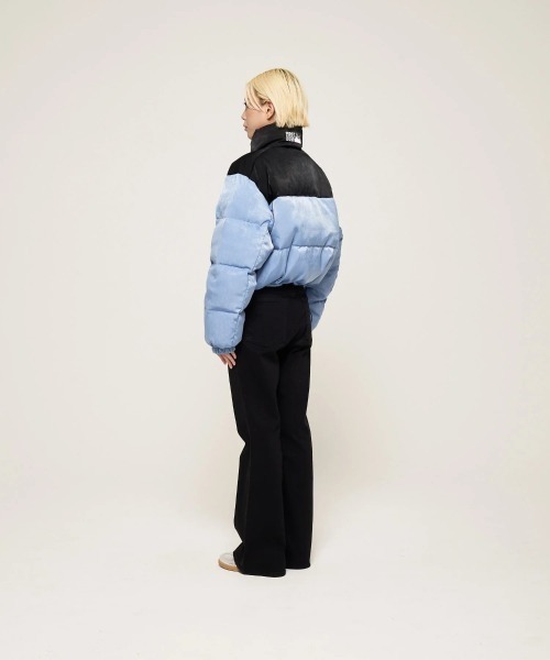 FIRST DOWN(ファーストダウン)の「FIRST DOWN SHORT BUBBLE DOWN JKT(ファーストダウン ショート バブルダウンジャケット)(ダウンジャケット/コート・レディース・ピンク/ブルー系/ブラック・SMALL/MEDIUM)」の6枚目の写真