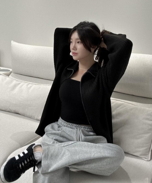 Vini（ヴィニ）の「【Vini】オーバーサイズ ダブルジップ ニット カーディガン（カーディガン/ボレロ・レディース・ベージュ/チャコールグレー/ブラック・MEDIUM/LARGE）」の6枚目の写真