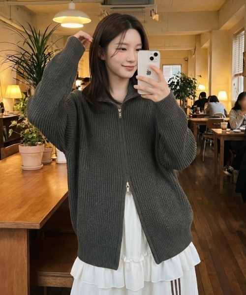 Vini（ヴィニ）の「【Vini】オーバーサイズ ダブルジップ ニット カーディガン（カーディガン/ボレロ・レディース・ベージュ/チャコールグレー/ブラック・MEDIUM/LARGE）」の11枚目の写真