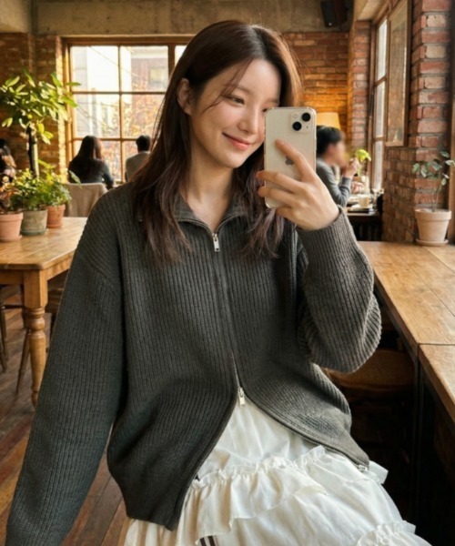 Vini（ヴィニ）の「【Vini】オーバーサイズ ダブルジップ ニット カーディガン（カーディガン/ボレロ・レディース・ベージュ/チャコールグレー/ブラック・MEDIUM/LARGE）」の12枚目の写真