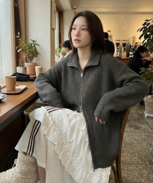 Vini（ヴィニ）の「【Vini】オーバーサイズ ダブルジップ ニット カーディガン（カーディガン/ボレロ・レディース・ベージュ/チャコールグレー/ブラック・MEDIUM/LARGE）」の10枚目の写真