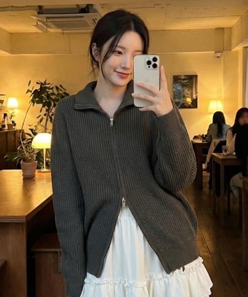 Vini（ヴィニ）の「【Vini】オーバーサイズ ダブルジップ ニット カーディガン（カーディガン/ボレロ・レディース・ベージュ/チャコールグレー/ブラック・MEDIUM/LARGE）」の13枚目の写真