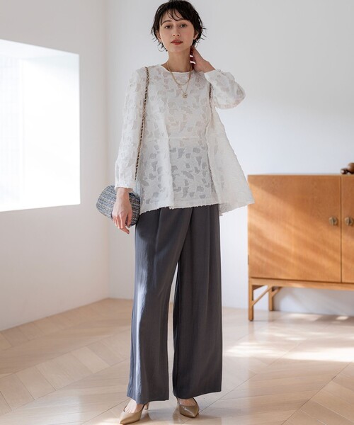 23区 L(ニジュウサンクオオキイサイズ)の「ドレープツイル アシンメトリー ワイド パンツ(その他パンツ・レディース・グレー系/ベージュ系・50/48/46/44)」の4枚目の写真