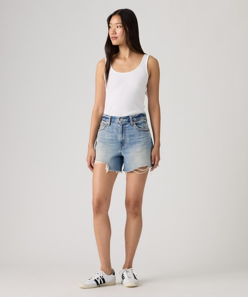 Levi's（リーバイス）の「Levi's/リーバイス RIBCAGE ショーツ ライトインディゴ（デニムパンツ・レディース・インディゴブルー・27inch/26inch/25inch/24inch/23inch/28inch）」の2枚目の写真