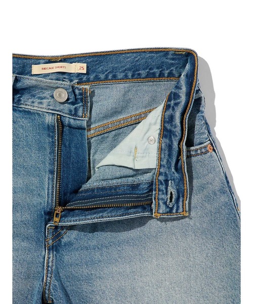 Levi's（リーバイス）の「Levi's/リーバイス RIBCAGE ショーツ ライトインディゴ（デニムパンツ・レディース・インディゴブルー・27inch/26inch/25inch/24inch/23inch/28inch）」の9枚目の写真