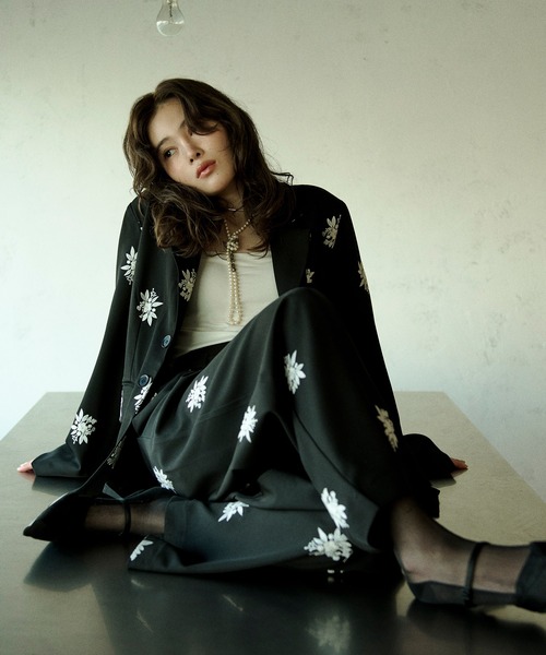 Ezick(エジック)の「Embroidery single jacket 刺繍シングルジャケット(テーラードジャケット・レディース・グレー/ブラック・FREE)」の3枚目の写真