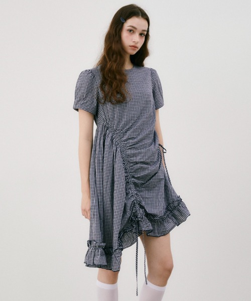 idem(イデム)の「drawstring gingham check onepiece / ドロストギャザーデザインチェックワンピース(ワンピース・レディース・ネイビー/ブルー・FREE)」の1枚目の写真