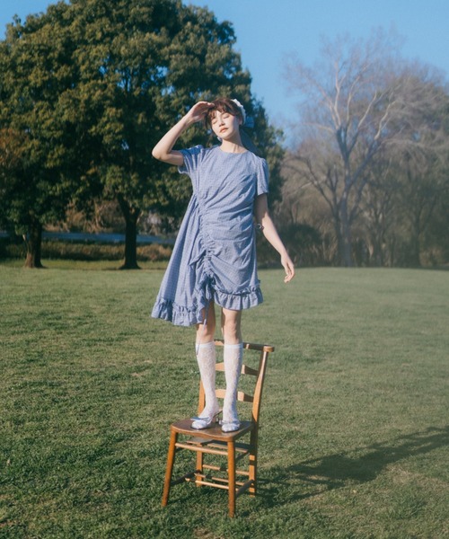 idem(イデム)の「drawstring gingham check onepiece / ドロストギャザーデザインチェックワンピース(ワンピース・レディース・ネイビー/ブルー・FREE)」の3枚目の写真