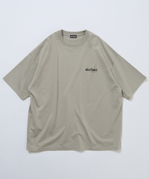 FREAK'S STORE(フリークスストア)の「限定展開 WILD THINGS×FREAK'S STORE/ワイルドシングス 別注 ビッグシルエット ロゴバックプリント クルーネック Tシャツ(Tシャツ/カットソー・メンズ・杢グレー/ホワイト/ブラック/ピンク/グレイッシュベージュ・SMALL/MEDIUM/LARGE)」の9枚目の写真