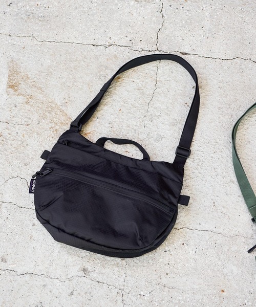 Gramicci（グラミチ）の「GRAMICCI(グラミチ)/フィールドサコッシュ/595857（ショルダーバッグ・メンズ・グリーン系その他7/ブラック・FREE）」の4枚目の写真