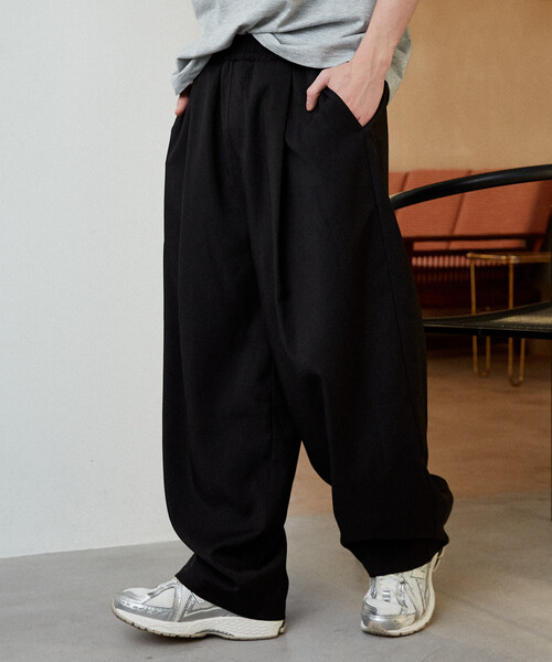 PUBLUX（パブリュクス）の「PUBLUX/パブリュクス LOVE POP STUDIO イージー スラックス パンツ　限定展開（スラックス・メンズ・ブラック/ネイビー/グレー/ライトグレー・LARGE/MEDIUM/SMALL）」の2枚目の写真