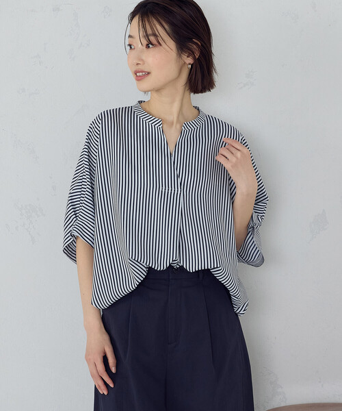 COMME CA ISM(コムサイズム)の「ポリエステルデシン スキッパーTブラウス(シャツ/ブラウス・レディース・ネイビー/ホワイト/ネイビー系/ホワイト×グレー・FREE)」の4枚目の写真