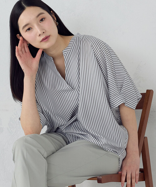 COMME CA ISM(コムサイズム)の「ポリエステルデシン スキッパーTブラウス(シャツ/ブラウス・レディース・ネイビー/ホワイト/ネイビー系/ホワイト×グレー・FREE)」の1枚目の写真