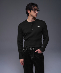 BORN TO WIN（ボーントゥウィン）の「B PENDANT HENRY NECK MUSCLE FIT LONG SLEEVE [BLACK]（Tシャツ/カットソー）」