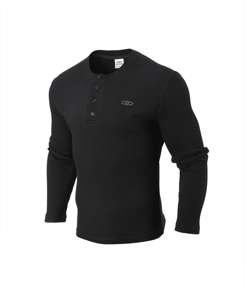BORN TO WIN（ボーントゥウィン）の「B PENDANT HENRY NECK MUSCLE FIT LONG SLEEVE [BLACK]（Tシャツ/カットソー・メンズ・その他・1/2/4/3）」の2枚目の写真