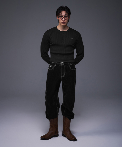 BORN TO WIN（ボーントゥウィン）の「B PENDANT HENRY NECK MUSCLE FIT LONG SLEEVE [BLACK]（Tシャツ/カットソー・メンズ・その他・1/2/4/3）」の3枚目の写真