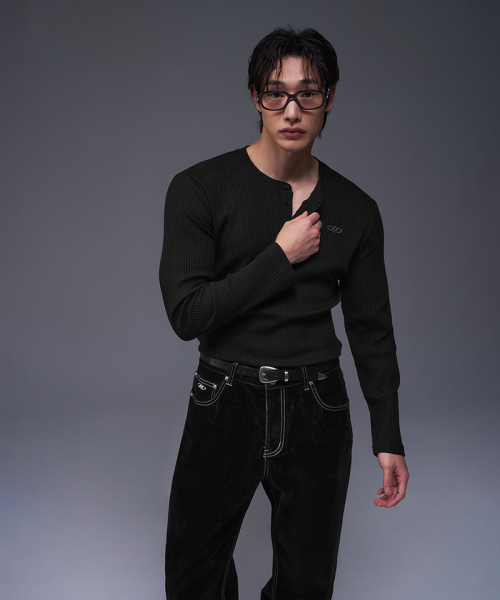 BORN TO WIN（ボーントゥウィン）の「B PENDANT HENRY NECK MUSCLE FIT LONG SLEEVE [BLACK]（Tシャツ/カットソー・メンズ・その他・1/2/4/3）」の4枚目の写真