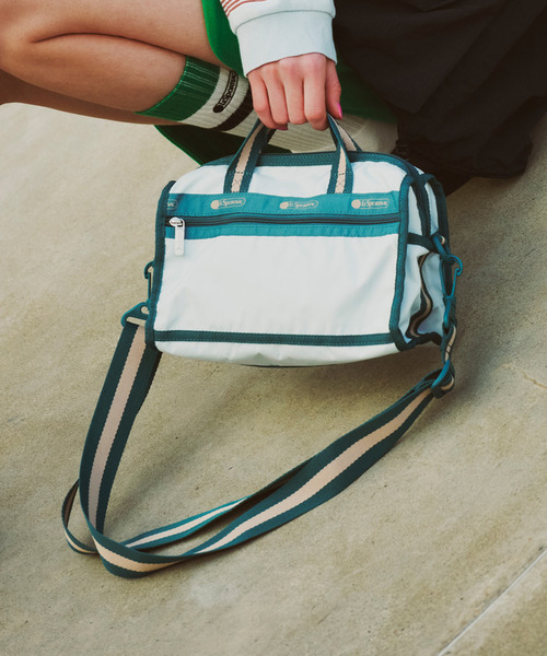 LeSportsac（レスポートサック）の「MINI DUFFEL CROSSBODY スペクテイタークリアスカイ/ティール（ショルダーバッグ・レディース・ブルー・FREE）」の4枚目の写真
