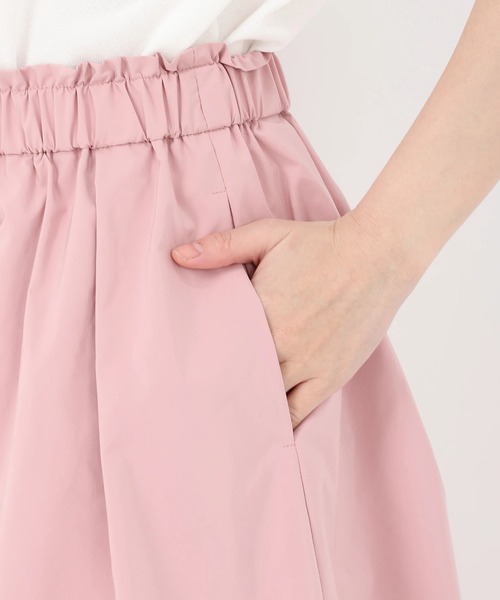 UNIVERVAL MUSE（ユニバーバル ミューズ）の「ソフトピーチタフタ_ギャザータックタフタスカート（スカート・レディース・ブラック/ベージュ/ピンク・2）」の9枚目の写真