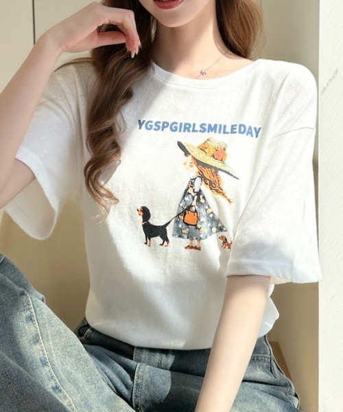 Ada.(エイダ)の「ガールウィズドッグ レトロプリント 半袖Tシャツ(Tシャツ/カットソー・レディース・イエロー/ホワイト/グレー・FREE)」の1枚目の写真