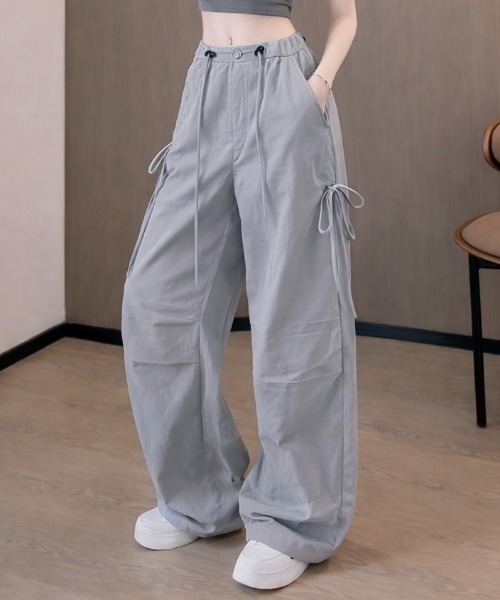 NANEA(ナネア)の「リボン ドロスト ワイド テックパンツ(その他パンツ・レディース・ブラック/グレー・MEDIUM)」の2枚目の写真