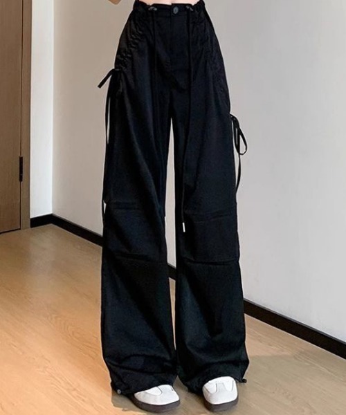 NANEA(ナネア)の「リボン ドロスト ワイド テックパンツ(その他パンツ・レディース・ブラック/グレー・MEDIUM)」の4枚目の写真