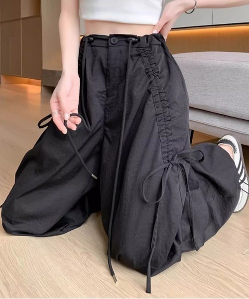 NANEA(ナネア)の「リボン ドロスト ワイド テックパンツ(その他パンツ・レディース・ブラック/グレー・MEDIUM)」の5枚目の写真
