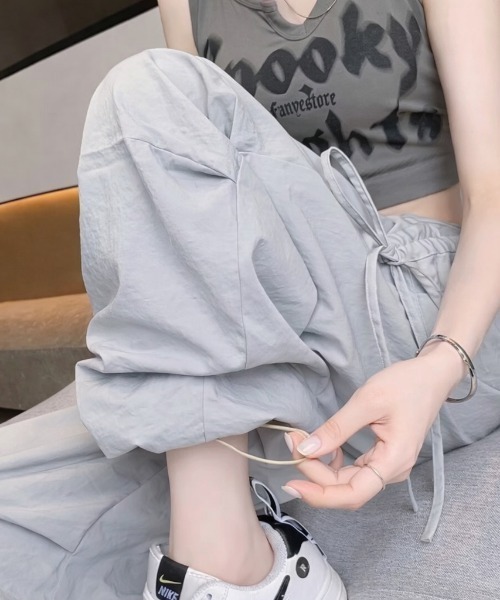 NANEA(ナネア)の「リボン ドロスト ワイド テックパンツ(その他パンツ・レディース・ブラック/グレー・MEDIUM)」の8枚目の写真