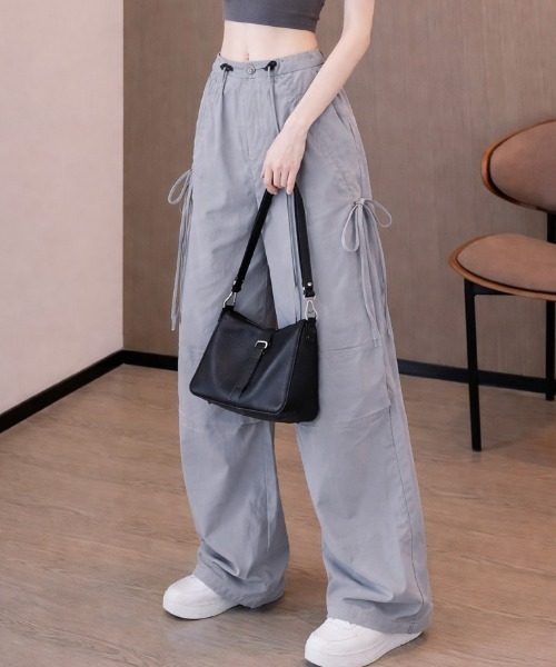 NANEA(ナネア)の「リボン ドロスト ワイド テックパンツ(その他パンツ・レディース・ブラック/グレー・MEDIUM)」の10枚目の写真