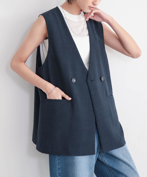 for/c(フォーシー)の「ノーカラージレ【サスティナブル】(ベスト・レディース・スミクロ/ベージュ/ネイビー・M/L)」の1枚目の写真