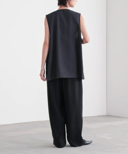 for/c(フォーシー)の「ノーカラージレ【サスティナブル】(ベスト・レディース・スミクロ/ベージュ/ネイビー・M/L)」の14枚目の写真