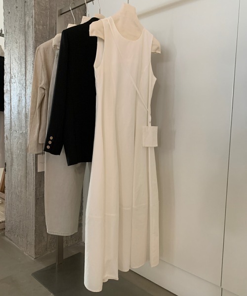 AMAJI(アマジ)の「ノースリーブ クルーネック フレアシルエット ロングワンピース(ワンピース・レディース・イエロー/ベージュ/ホワイト/ピンクベージュ・FREE)」の2枚目の写真