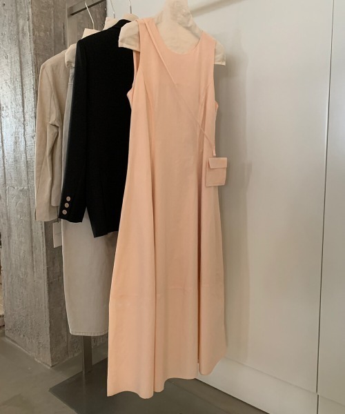 AMAJI(アマジ)の「ノースリーブ クルーネック フレアシルエット ロングワンピース(ワンピース・レディース・イエロー/ベージュ/ホワイト/ピンクベージュ・FREE)」の4枚目の写真