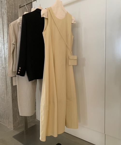 AMAJI(アマジ)の「ノースリーブ クルーネック フレアシルエット ロングワンピース(ワンピース・レディース・イエロー/ベージュ/ホワイト/ピンクベージュ・FREE)」の3枚目の写真