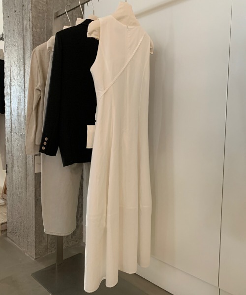AMAJI(アマジ)の「ノースリーブ クルーネック フレアシルエット ロングワンピース(ワンピース・レディース・イエロー/ベージュ/ホワイト/ピンクベージュ・FREE)」の5枚目の写真