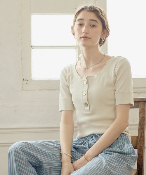 GEORGE'S（ジョージズ）の「ピグメントリブヘンリーＴシャツ（Tシャツ/カットソー・レディース・レッド/ブラウン/キナリ・FREE）」の2枚目の写真
