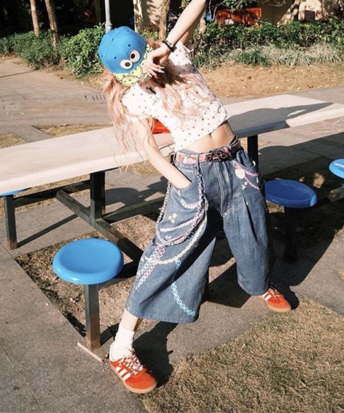 AsheKsha(アシクシャ)の「Y2K ミレニアムスタイルのカラフルなグラフィティワイドレッグクロップデニムパンツ(デニムパンツ・レディース・ブルー・F)」の6枚目の写真