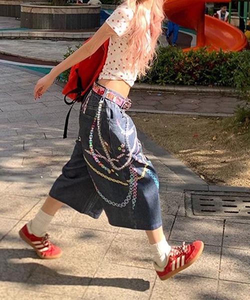 AsheKsha(アシクシャ)の「Y2K ミレニアムスタイルのカラフルなグラフィティワイドレッグクロップデニムパンツ(デニムパンツ・レディース・ブルー・F)」の7枚目の写真