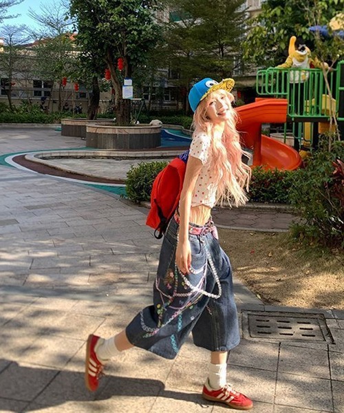 AsheKsha(アシクシャ)の「Y2K ミレニアムスタイルのカラフルなグラフィティワイドレッグクロップデニムパンツ(デニムパンツ・レディース・ブルー・F)」の2枚目の写真