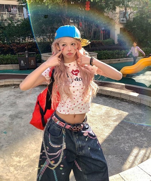 AsheKsha(アシクシャ)の「Y2K ミレニアムスタイルのカラフルなグラフィティワイドレッグクロップデニムパンツ(デニムパンツ・レディース・ブルー・F)」の3枚目の写真