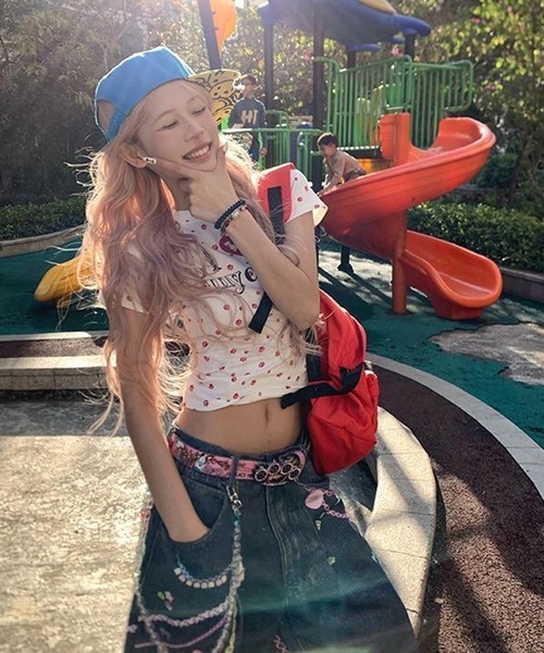 AsheKsha(アシクシャ)の「Y2K ミレニアムスタイルのカラフルなグラフィティワイドレッグクロップデニムパンツ(デニムパンツ・レディース・ブルー・F)」の15枚目の写真