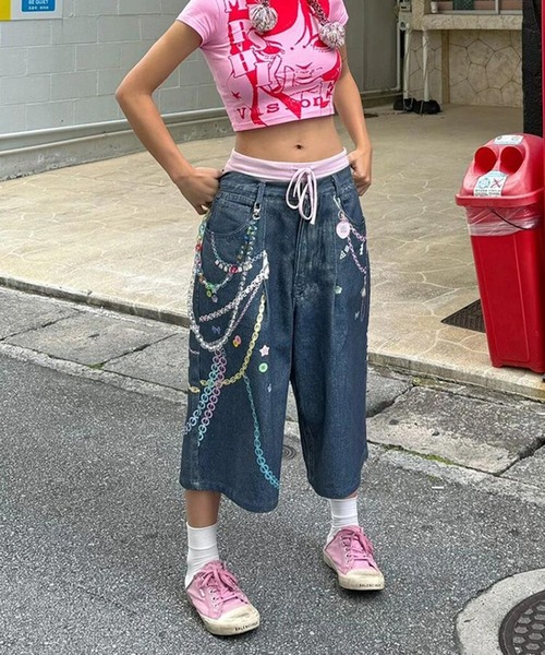 AsheKsha(アシクシャ)の「Y2K ミレニアムスタイルのカラフルなグラフィティワイドレッグクロップデニムパンツ(デニムパンツ・レディース・ブルー・F)」の12枚目の写真