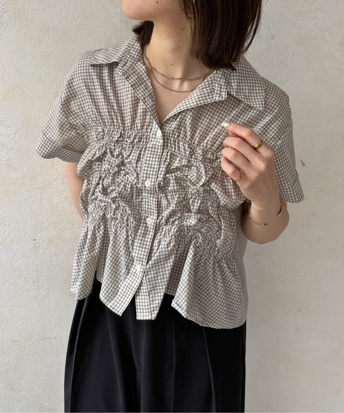 Thevon(ゼボン)の「シャーリング半袖アソートショートシャツ(シャツ/ブラウス・レディース・ピンク/ブルー/ホワイト系その他/オフホワイト・FREE)」の2枚目の写真