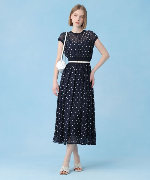 ANAYI(アナイ)の「フラワー刺繍ドットフレア ワンピース(ワンピース・レディース・ネイビー/ブラウン・36/38)」の11枚目の写真