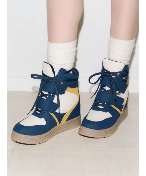 EVRIS(エヴリス)の「インソールボリュームスニーカー(スニーカー・レディース・ブラック/ネイビー/アイボリー・LARGE/MEDIUM/SMALL)」の4枚目の写真