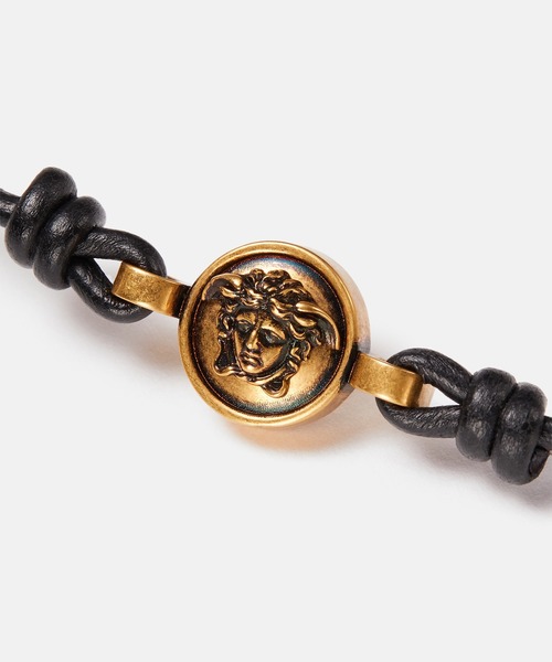 VERSACE(ヴェルサーチ)の「メドゥーサ レザー ブレスレット(ブレスレット・メンズ・ブラック×ゴールド・ONE SIZE)」の2枚目の写真