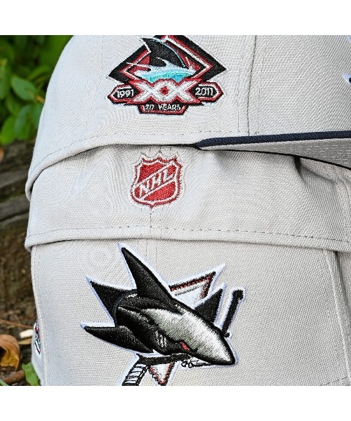 Lafayette（ラファイエット）の「ニューエラ【NEW ERA】- サンノゼ・シャークス キャップ HOMEGAME別注【San Jose Sharks 59FIFTY 20th Anniv. Bone/Dark Navy】（キャップ・メンズ・ホワイト×ネイビー・7 3/8/7/7 1/4/7 1/8）」の3枚目の写真