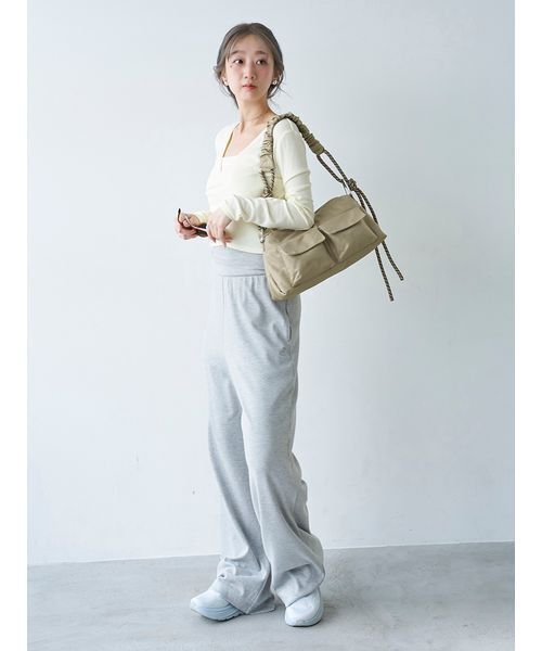 emmi(エミ)の「【USAGI ONLINE・ZOZO限定カラーあり】ギャザーショルダーコードバッグ(ショルダーバッグ・レディース・オフホワイト/オリーブ/ブラウン/ブラック・F)」の4枚目の写真