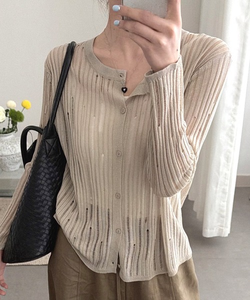 DAY CLOSET（デイ クローゼット）の「【上品見えする繊細ダメージ加工/2WAYボタン】軽く羽織れる。長袖 透かし編み サマー リブ ニット シアーカーディガン レディース/冷房対策（カーディガン/ボレロ・レディース・グレー/アイボリー/ベージュ/ライトブルー/ライム/ブラック・FREE）」の4枚目の写真